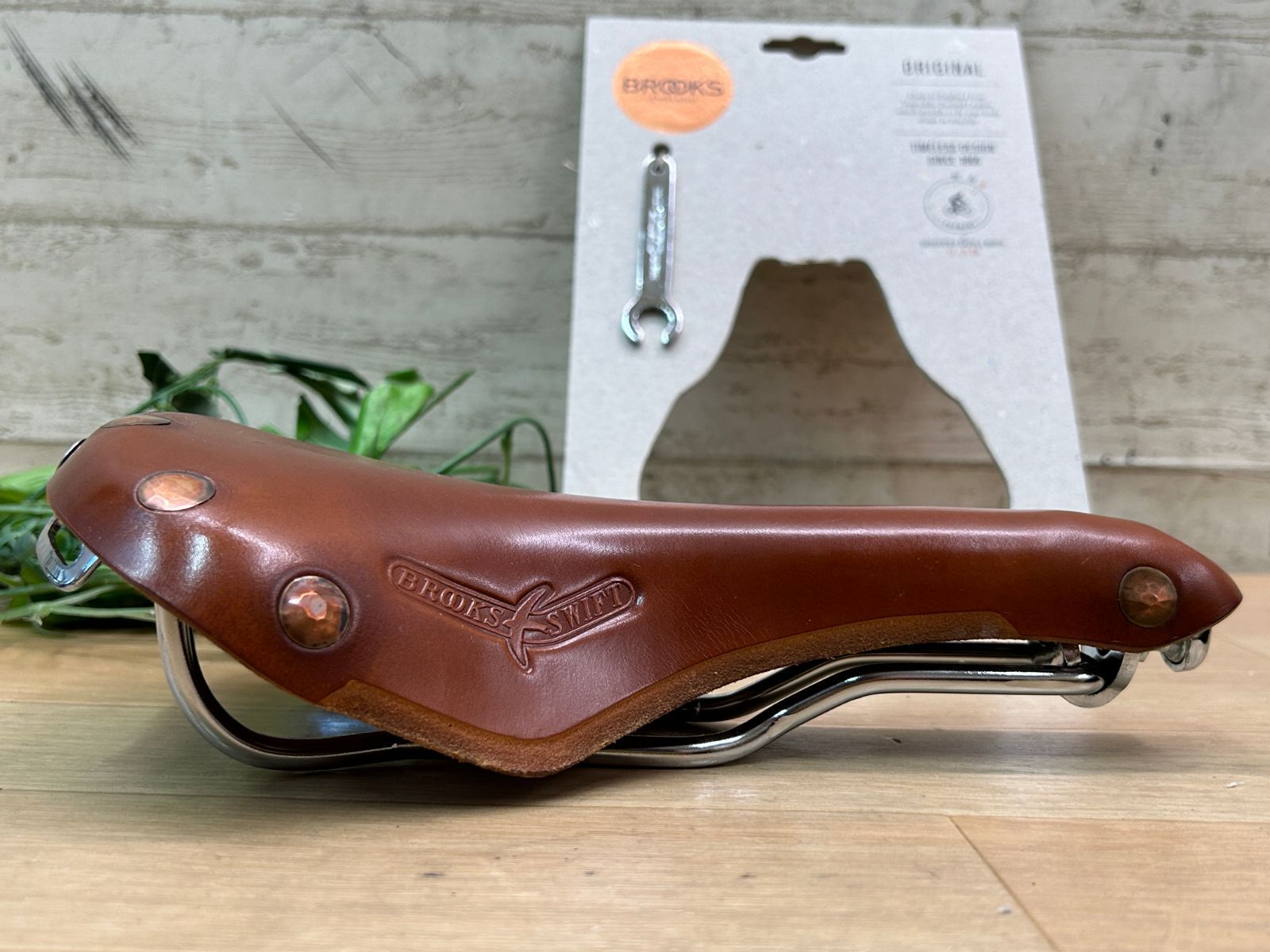 ☆ テルスポ イチ推し!! ほぼ未使用!! BROOKS SWIFT CHROME 499g HONEY