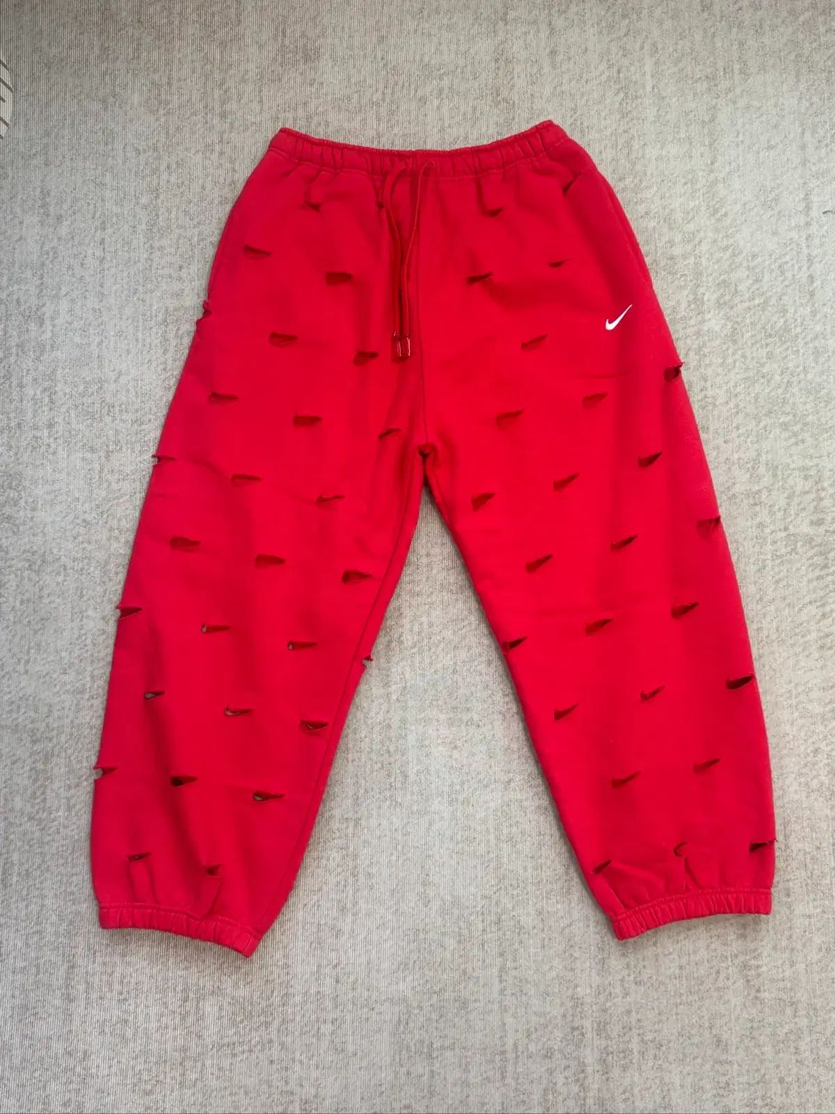 新品 タグなし) NIKE JACQUEMUS レッド スウッシュ カットアウト スウェットパンツ M