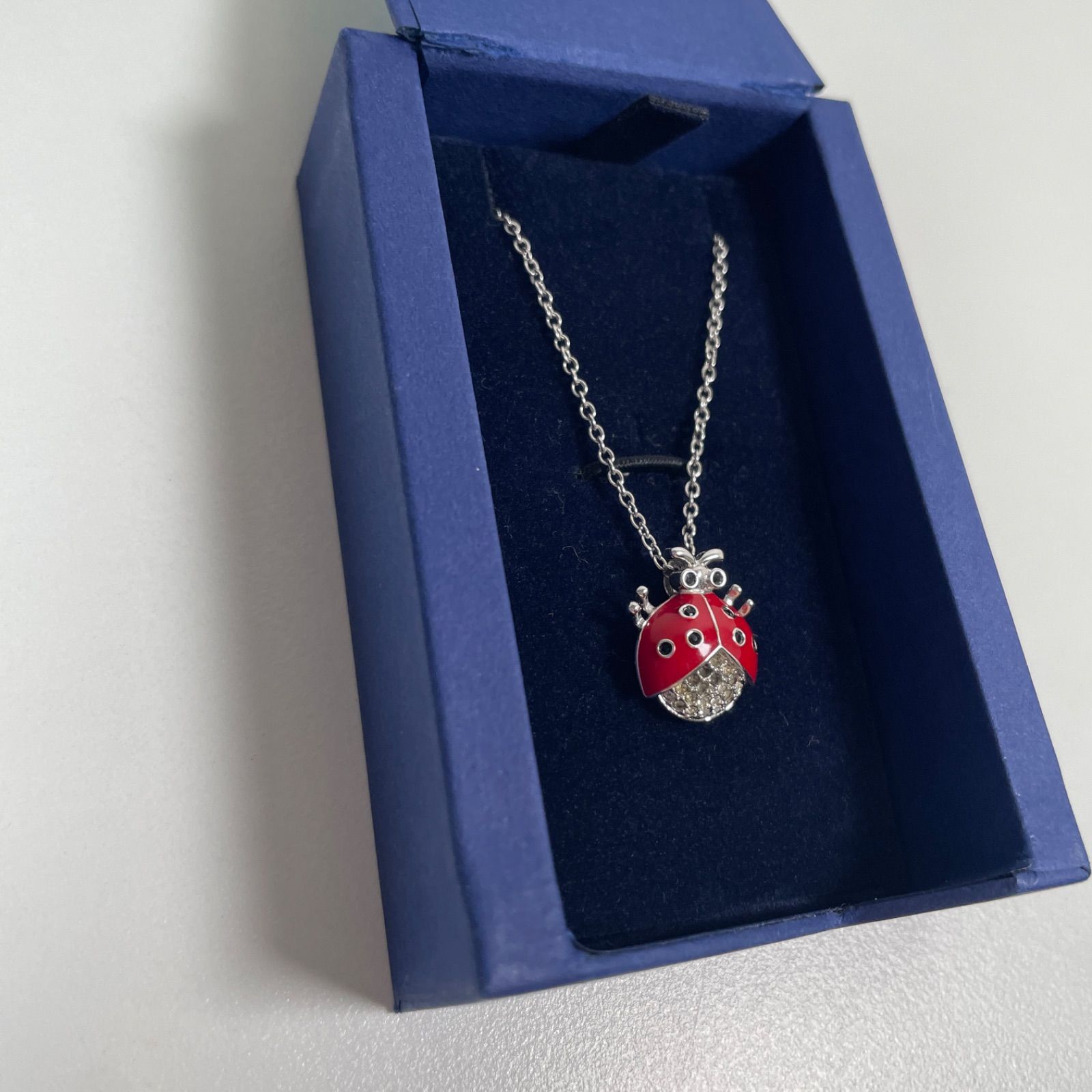 Swarovski 赤いてんとう虫のガラス細工　⭐︎箱なし Swarovski ネックレス 赤 美品 - メルカリ
