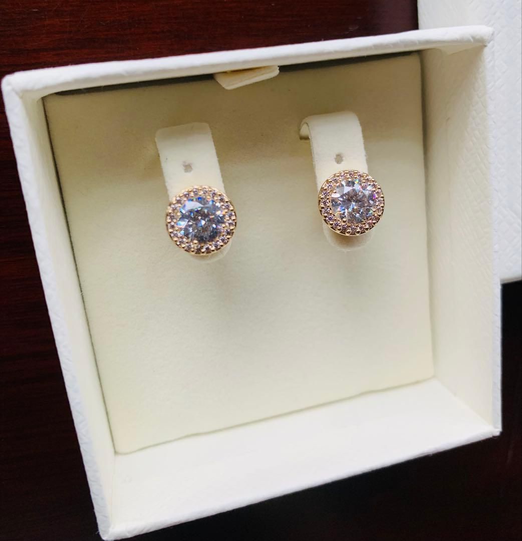 新品 スワロフスキーSwarovski Una Angelic スタッドピアス - メルカリ