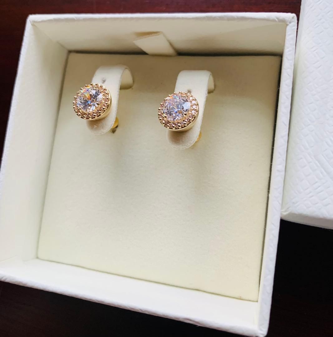 新品 スワロフスキーSwarovski Una Angelic スタッドピアス - メルカリ