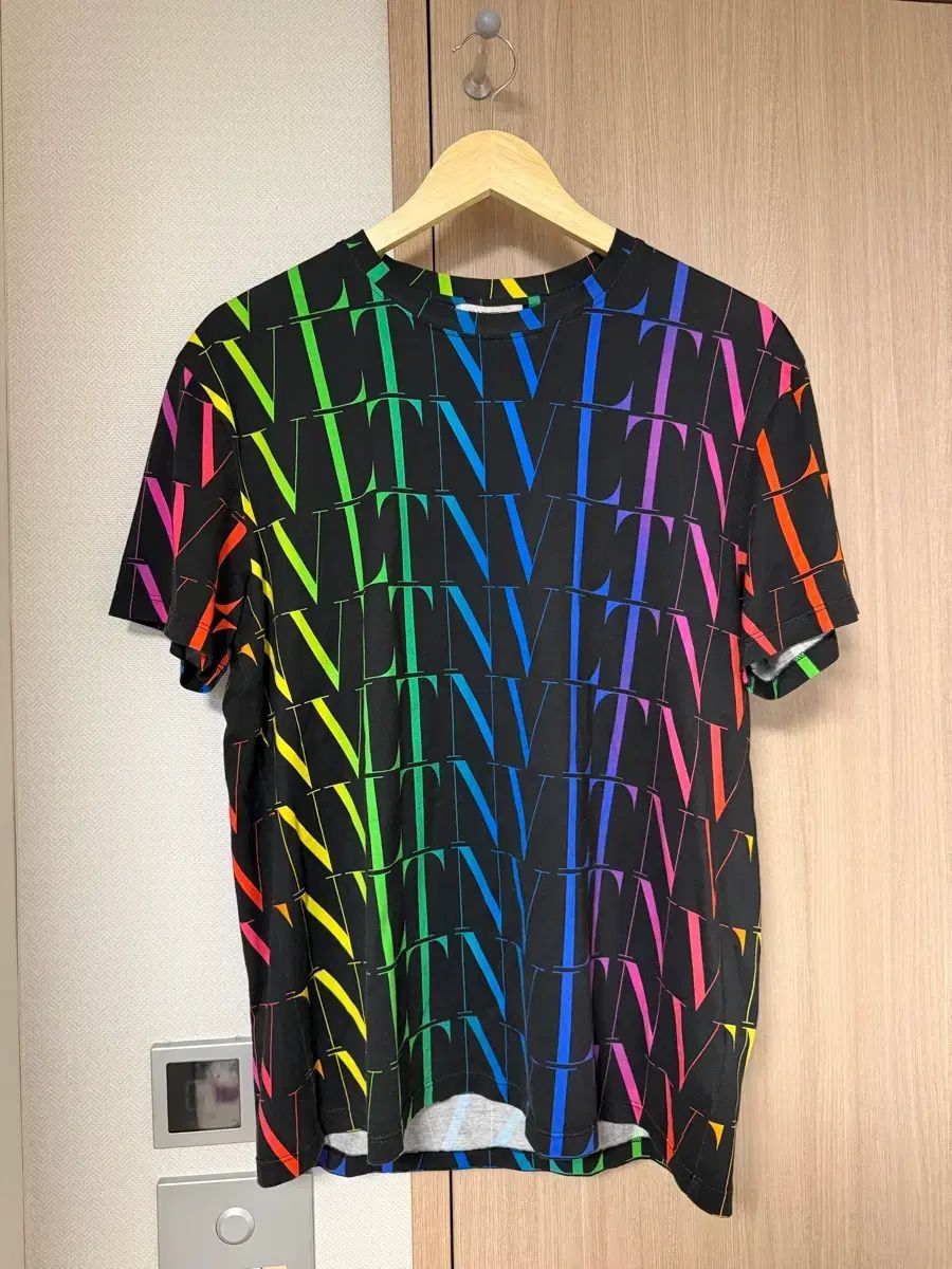 ヴァレンティノ レインボー ロゴ Tシャツ