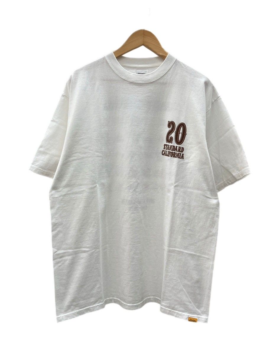 スタンダードカリフォルニア STANDARD CALIFORNIA SD 20th Anniversary Logo Tee 20周年 記念 アニバーサリー ロゴ Tee 両面プリント 白 Tシャツ プリント ホワイト XLサイズ 104MT-3464 10,164円