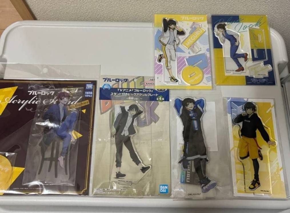 ブルーロック 蜂楽廻 アクリルスタンド まとめ売り - メルカリ