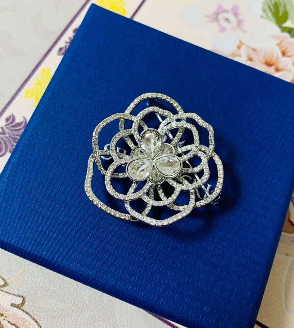 スワロフスキー Swarovski ブローチ　花