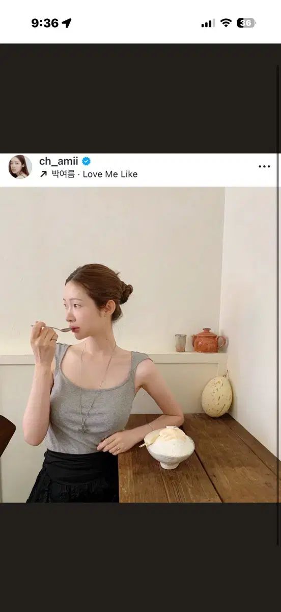 (チャコール)アトリエエディショングラフィックスクエアネックTシャツ