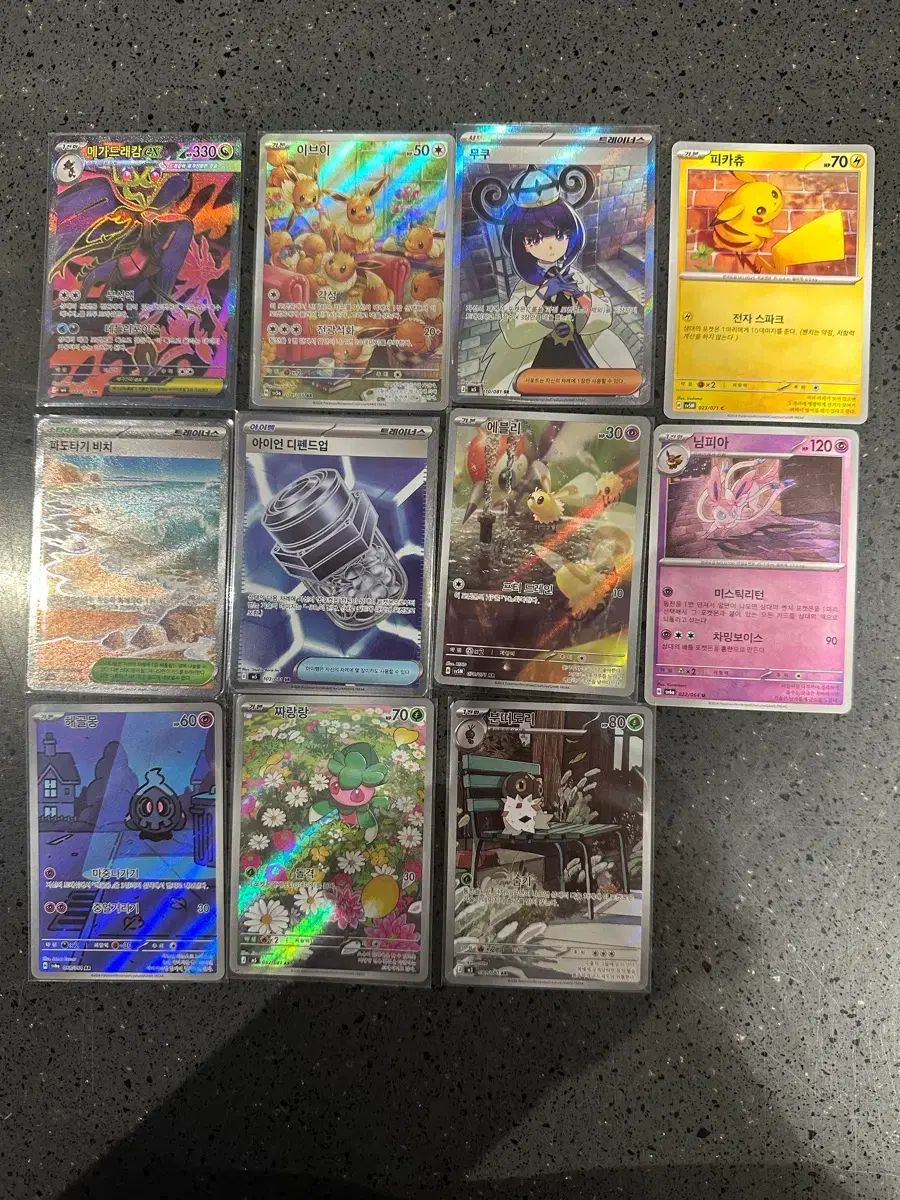 ポケモンカード多数 (ピカチュウ、ニンフィア、イーブイなど)