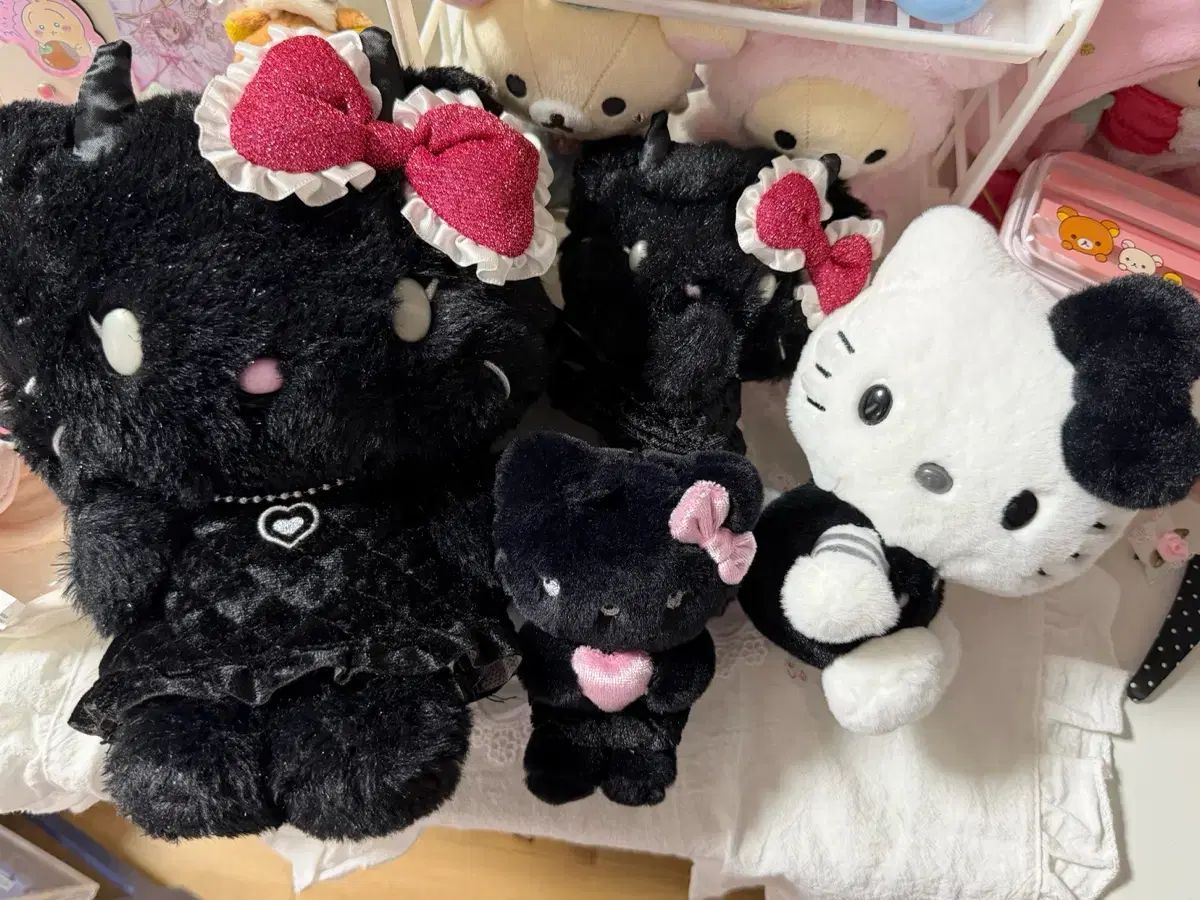 サンリオ ハローキティ ブラック 悪魔 ぬいぐるみ キーホルダー アニバーサリー フィル＆ミリー