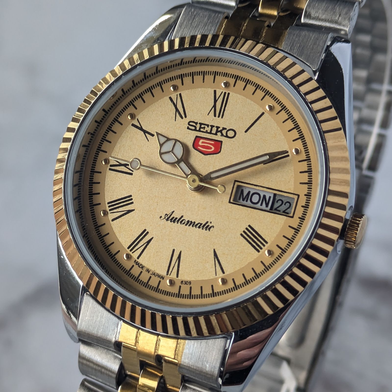 稼働品 SEIKO セイコー5 自動巻き ヴィンテージ シャンパンゴールド文字盤 ローマ数字 フルーテッドベゼル コンビカラー デイデイト 15,696円