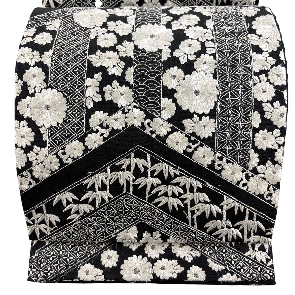 袋帯 名品 菊 有職文様 刺繍 銀糸 黒 六通 正絹 【中古】