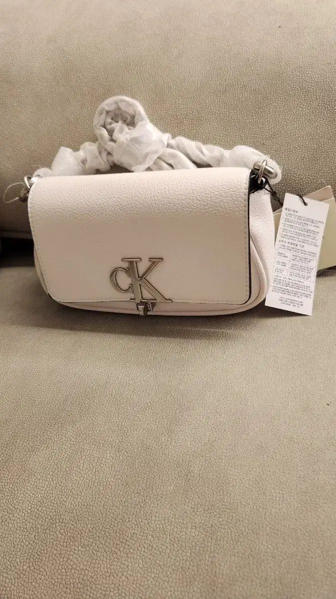 Calvin Klein レディース ミニショルダーバッグ 白
