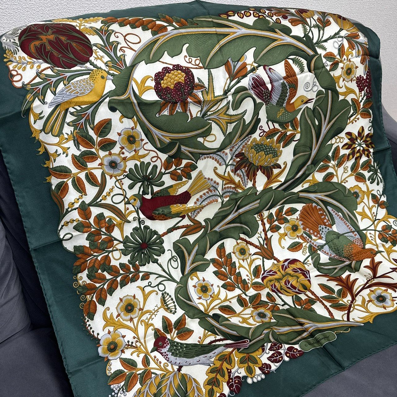 Ferragamo*フェラガモ　大判ストール　シルク×ウール　ボタニカル 葉 花 未使用級】フェラガモ 大判シルクスカーフ ボタニカル 鳥 グリーン
