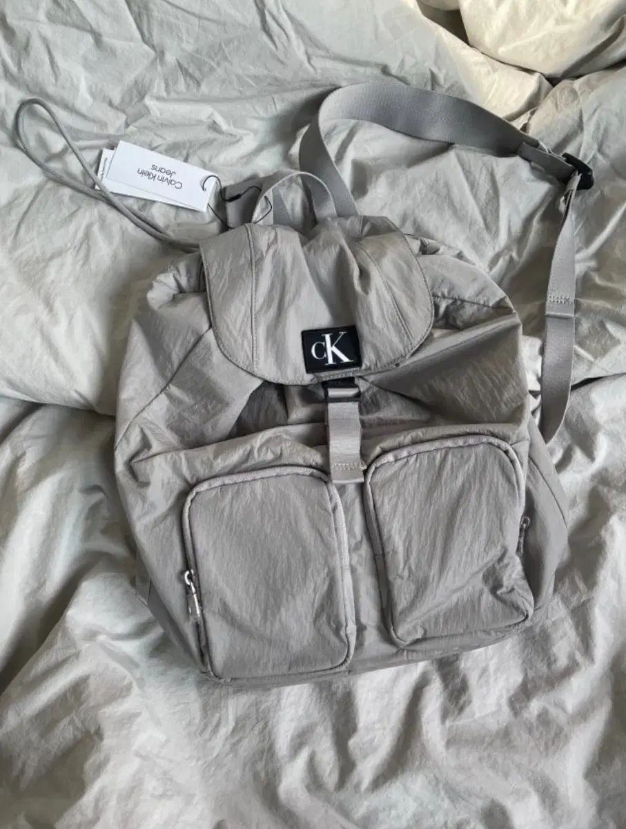 Calvin Klein カルバン・クライン ナイロン バックル CK ロゴ バックパック シルバー グレー 14-15インチ