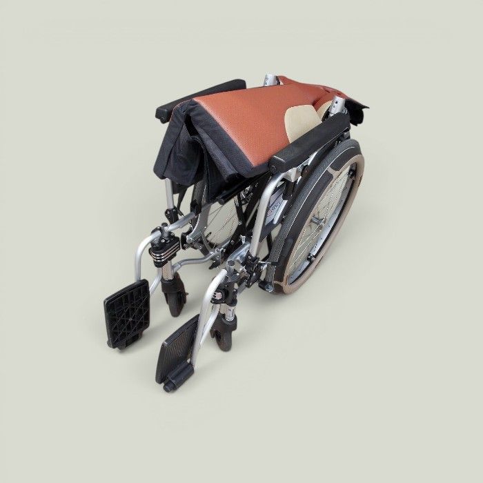 看護・介護用品 送料無料（一部地域を除く）MIKI 自走用車いす スキット