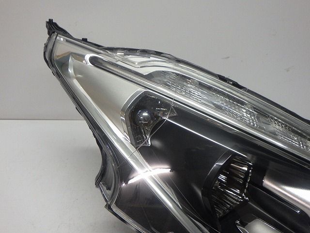 車 プジョー 208 右ヘッドライト ハロゲン A9HN01 90068515 9810602280