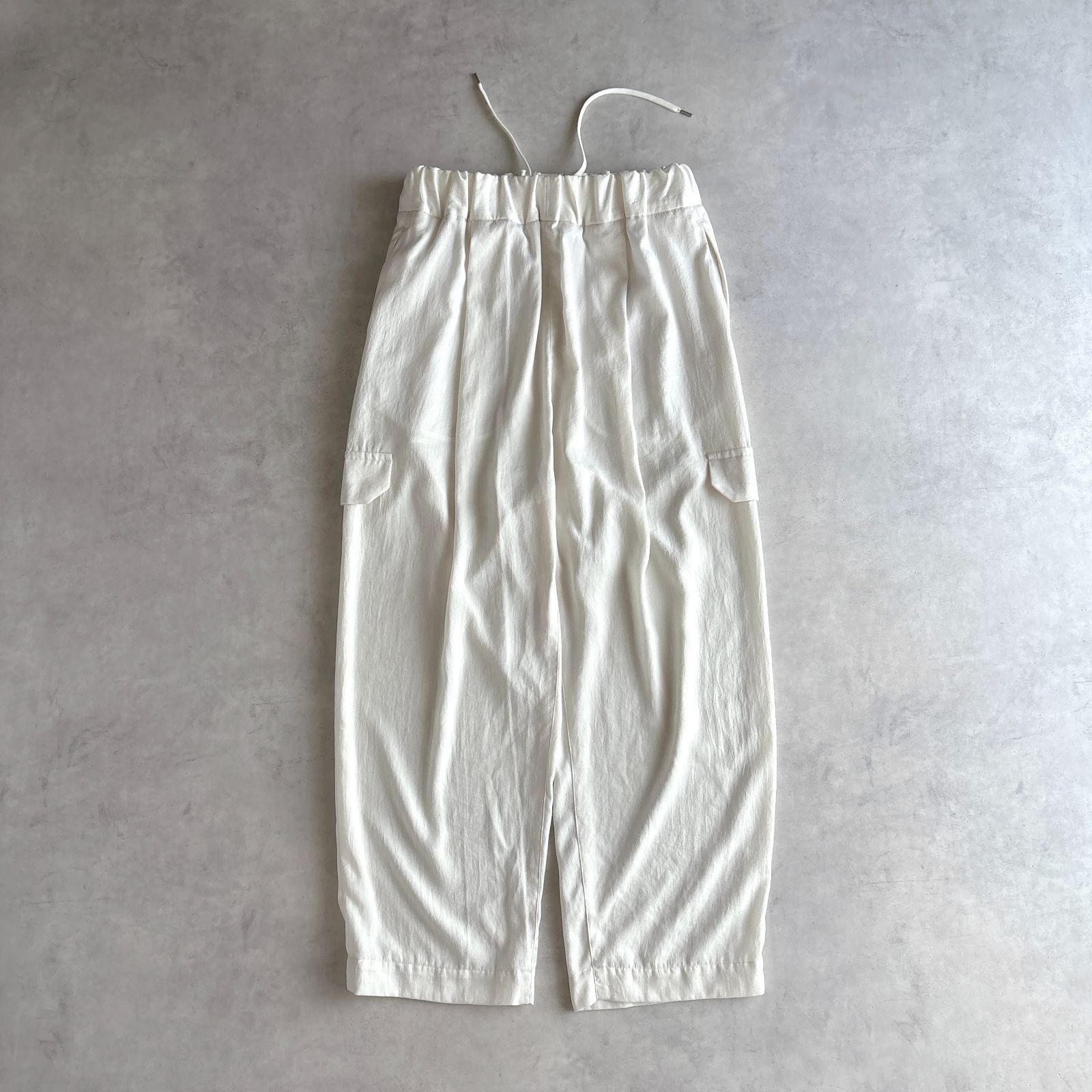 NO CONTROL AIR ノーコントロールエアー / ダルピーチサテン フェイクカーゴパンツ / ユニセックス XS / オフホワイト / ボトム 6,600円