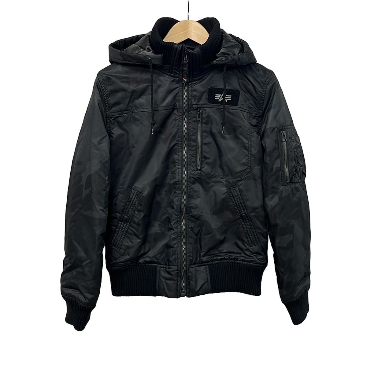 ALPHA INDUSTRIES(アルファ) ブルゾン サイズS メンズ美品 - 黒×ダークグレー 長袖/フード着脱可/中綿/ジップアップ/迷彩柄/冬