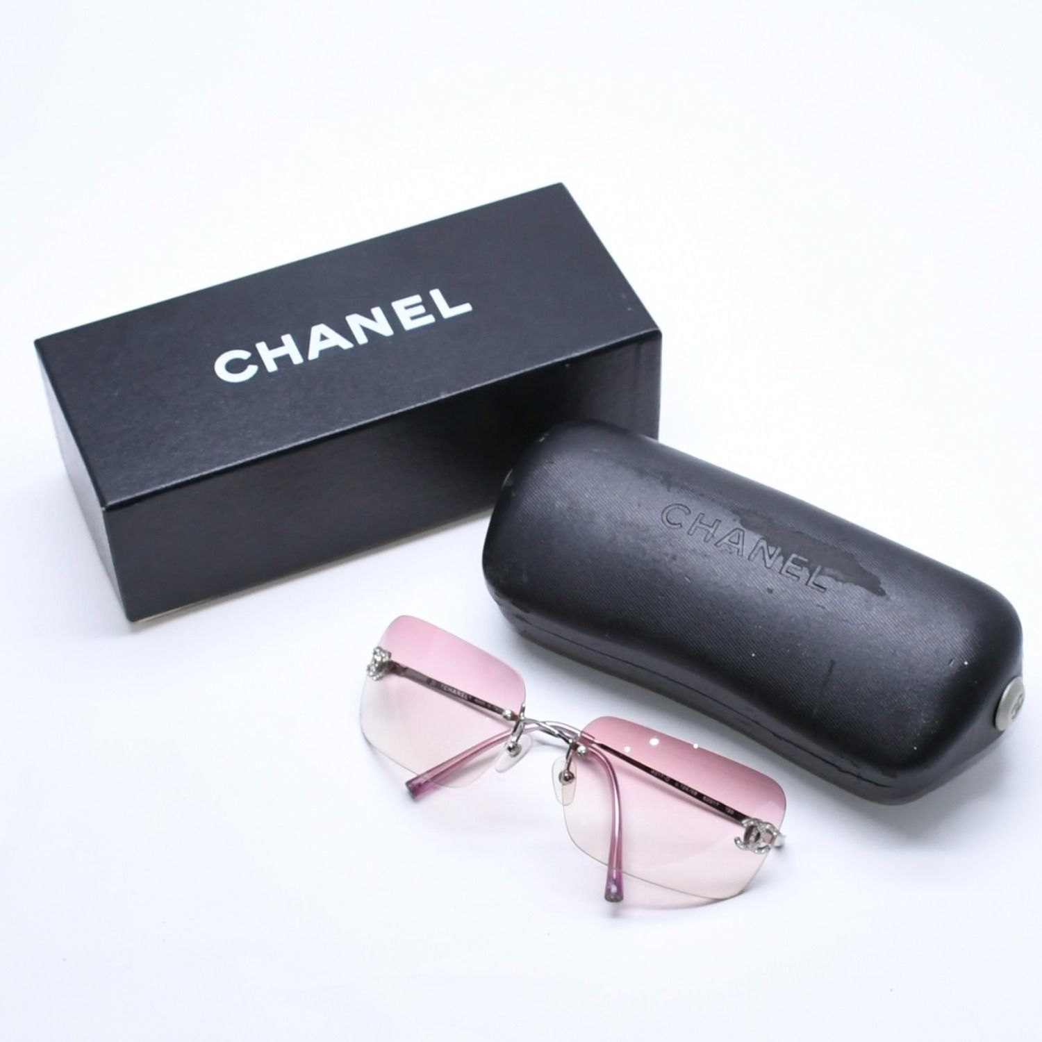 CHANEL シャネル リムレス サングラスです。 ラインストーンのあしらわれた品と高級感溢れるサングラスです。 スタイリングのアクセントにぴったりなアイテムです。 美品 中古 4a005341
