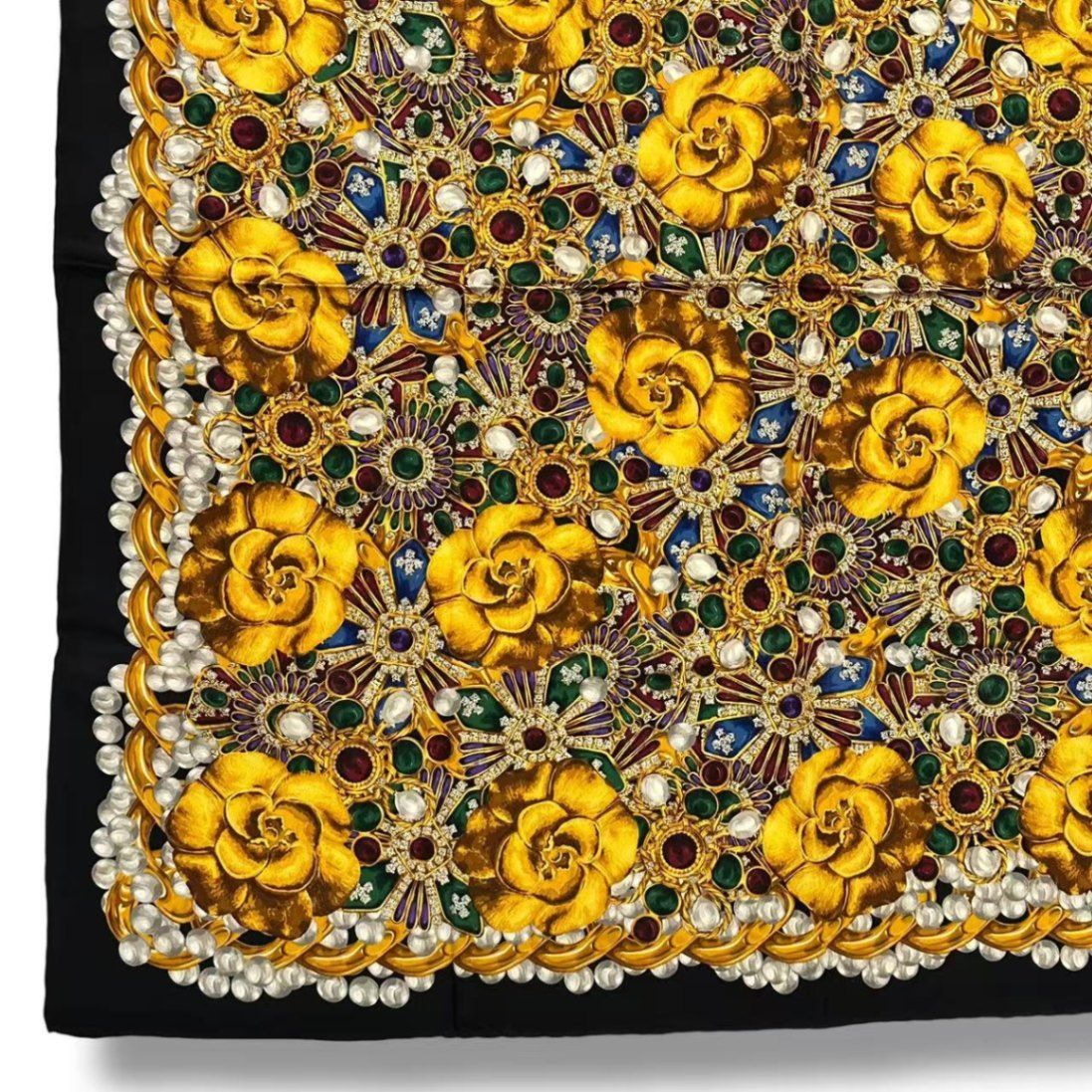 CHANELスカーフ❇︎定番モチーフ❇︎カメリア❇︎シルク❇︎ 極美品 CHANEL シャネル スカーフ シルク 宝石 カメリア柄 ゴールド