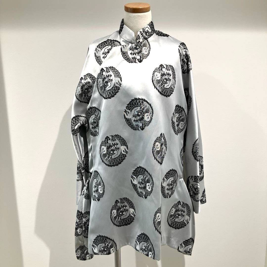 RN-O025 コムデギャルソン コムデギャルソン COMME des GARCONS COMME des GARCONS エステルレーヨン ドラゴン柄刺繍チャイナジャケット シルバー×黒 XSサイズ 2024年A/W
