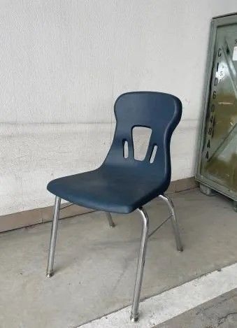アメリカ スタッキングスクールチェア USED(訳あり品) - メルカリ