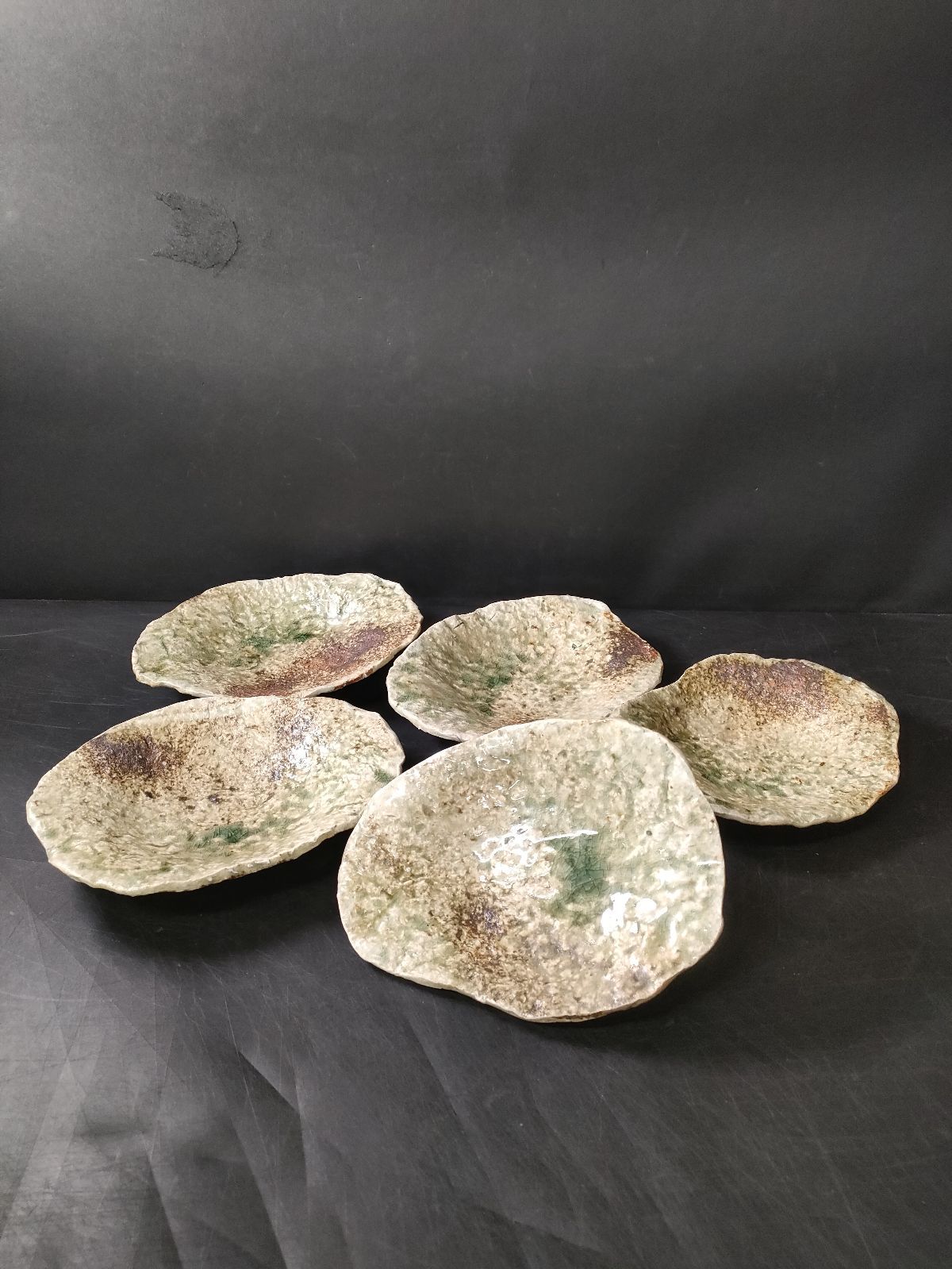 F30-03/Iga Pottery/Shinkan Tsuzuki/Iga Ash Velvet Glazed Three-legged Deformed Plate, 5 Customers/Antiques/Mukazu/Small Bowls/Special Plate/Decorative Plate/Japanese Tableware/Western Tableware/Kaiseki Food/Kaiseki Utensils/Folk Crafts/Artists/Popular Artists