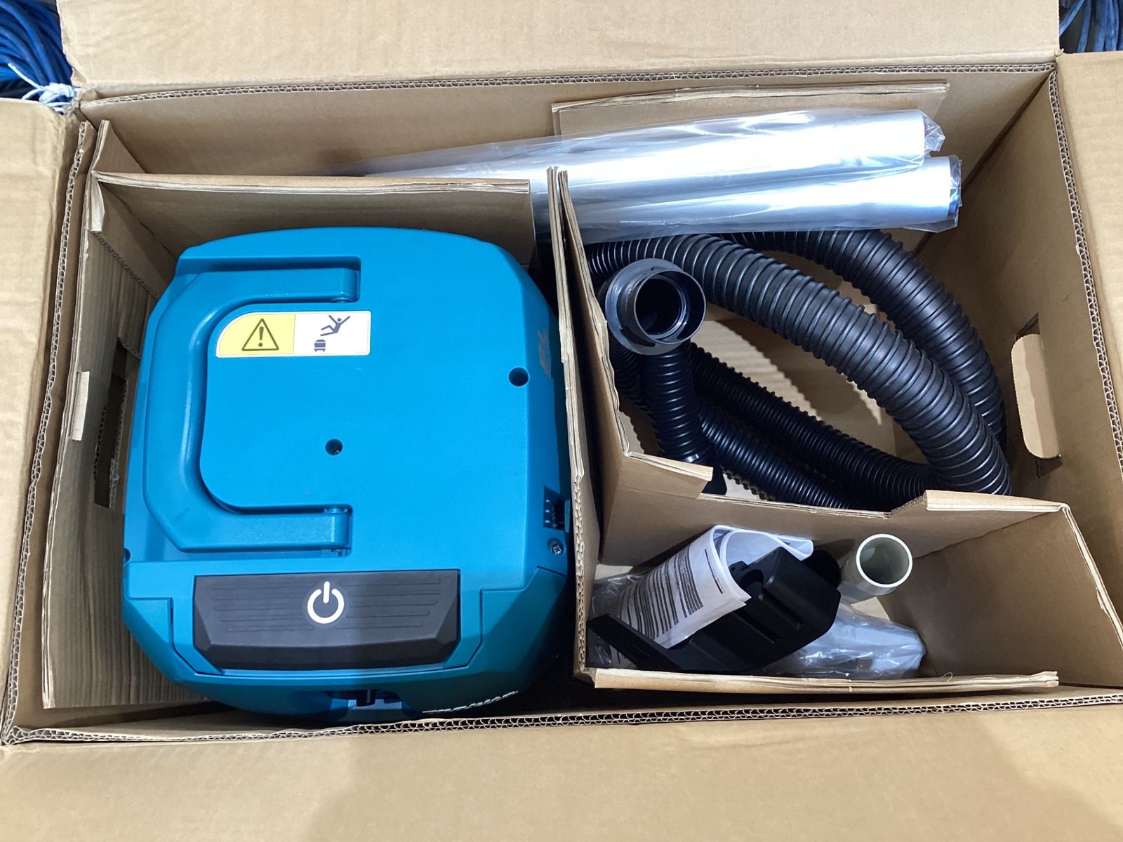 【未使用品(店頭展示品)】【伝票直貼り発送】 マキタ(makita) コードレス集じん機 VC001GZ 箱に痛みあります。 アクトツール広島