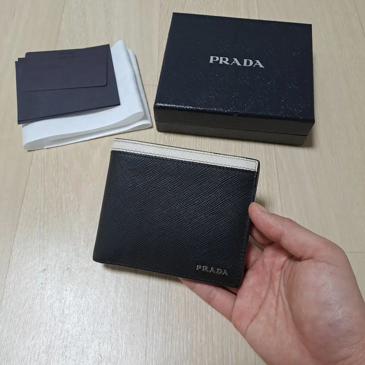100%/正規品 PRADA プラダ サフィアーノ メンズ 二つ折り財布 ブラック オフホワイト