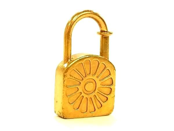 HERMES エルメス Le Soleil 太陽 1994年限定 カデナ 南京錠 チャーム ネックレストップ ゴールド系 HA4497