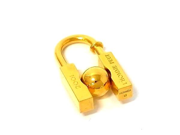 HERMES エルメス LHOMME PEUT EMBELLIR LA TERRE 未知なる地球の美を求めて 2001年限定 カデナ チャーム ゴールド系 BV0935