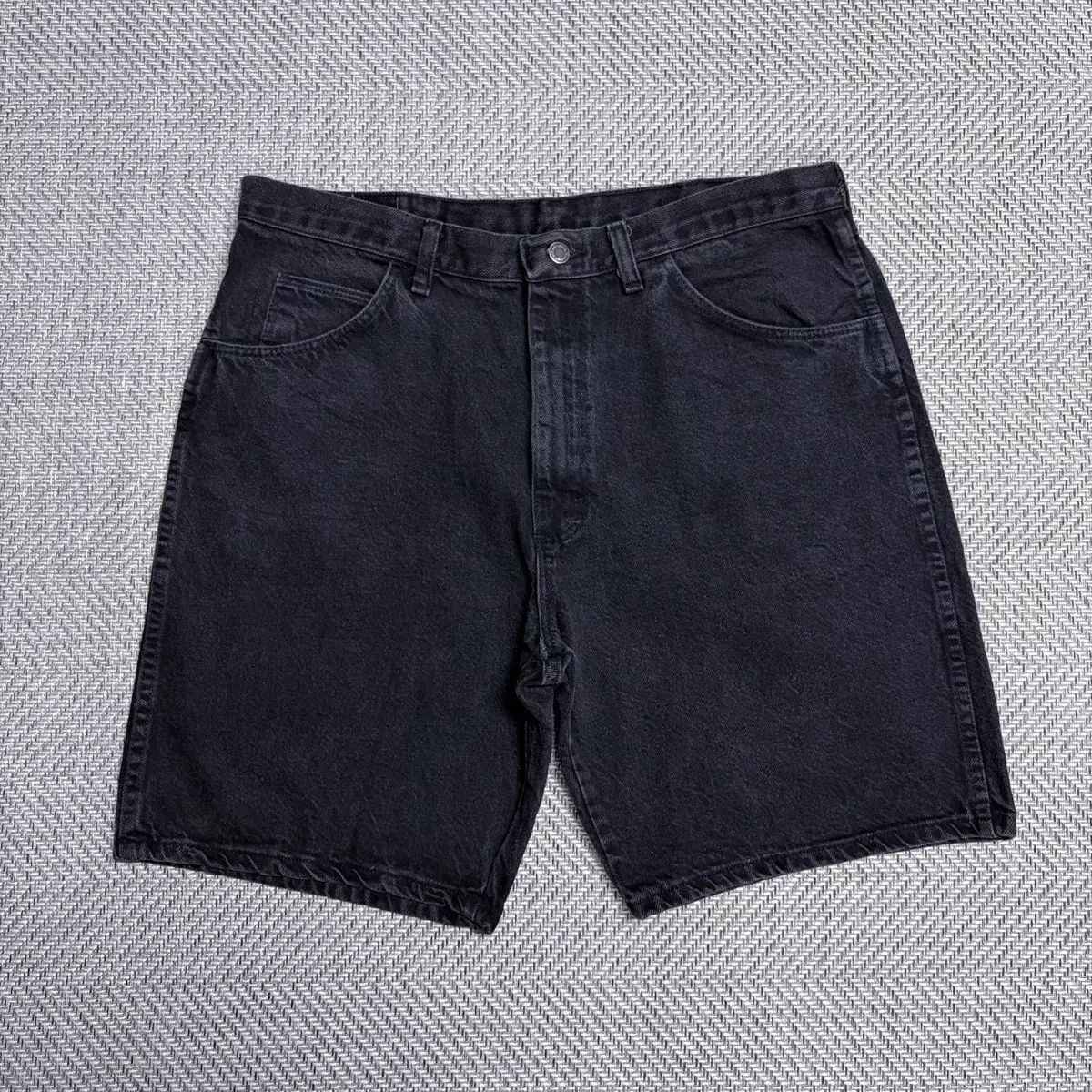 (36) Wrangler(ラングラー) ブラックデニム ハーフパンツ