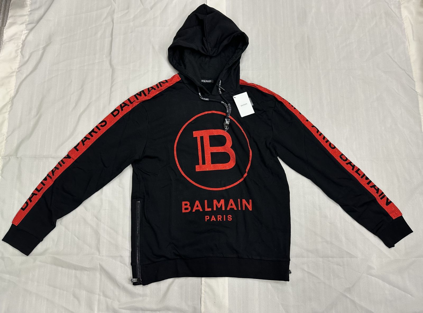 【新品タグ付き】BALMAIN バルマン ロゴ パーカー フーディ スウェット ブラック×レッド 黒×赤 L メンズ 長袖 高級 ラインストーン　ラグジュアリー
