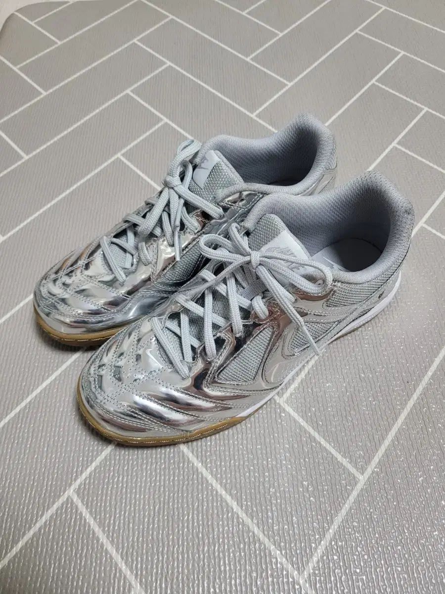 NIKE ナイキ ガトー LV8 メタリック シルバー スニーカー 235 8,161円