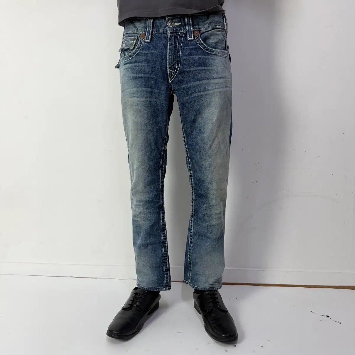 トゥルーレリジョン ヴィンテージ ウォッシュド デニムパンツ 8,207円