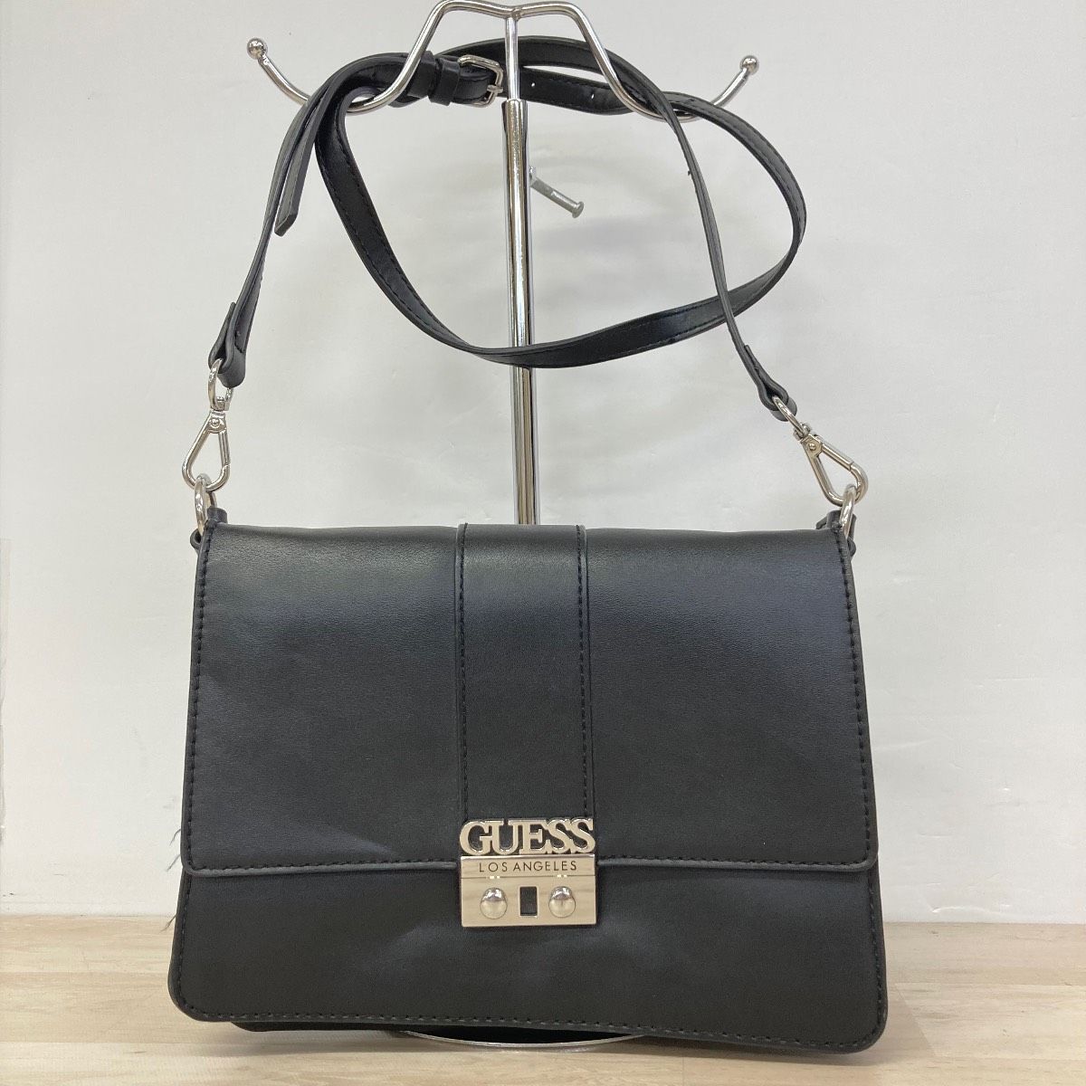 美品 GUESS/ゲス ショルダーバッグ ブラック/黒 フラップ式 ロゴ 