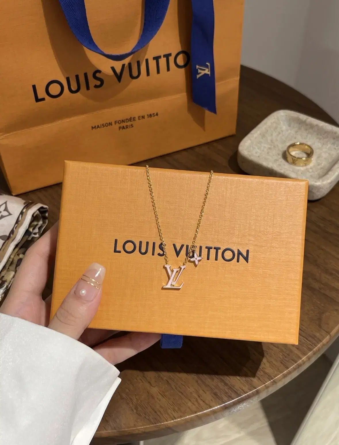 Louis Vuitton GOLD ネックレス LV ロゴ エナメル 装飾