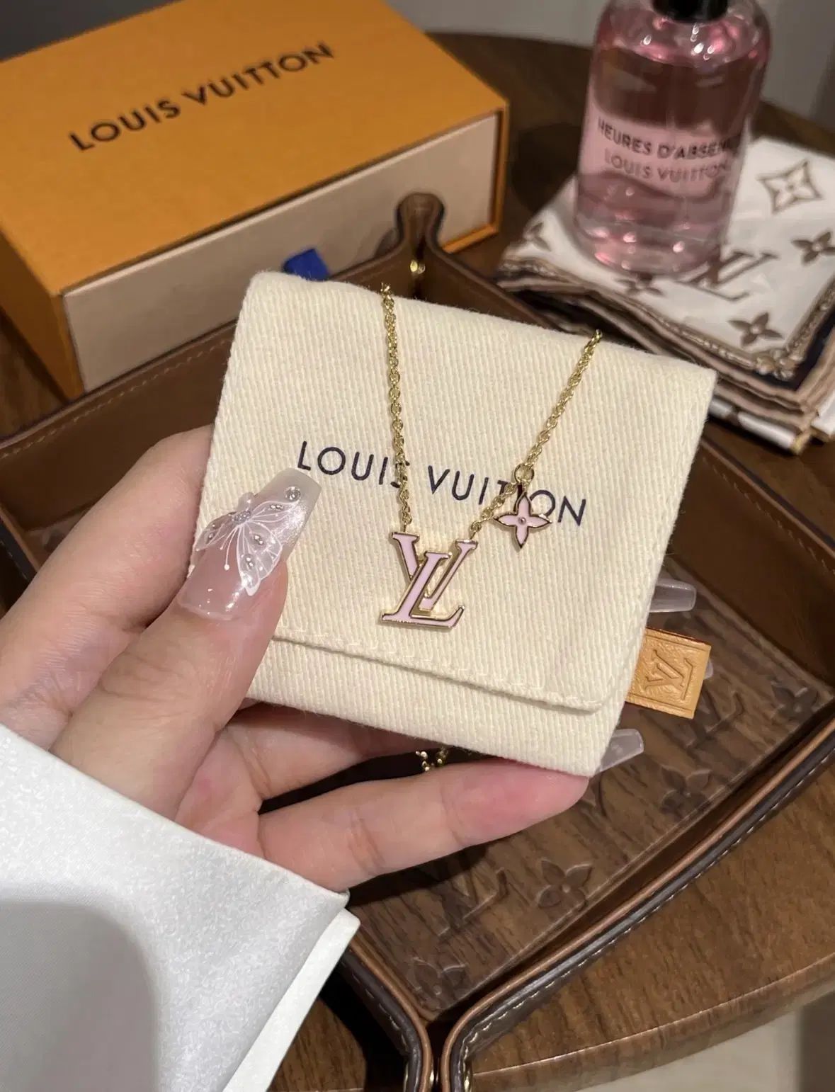 Louis Vuitton GOLD ネックレス LV ロゴ エナメル 装飾 Louis Vuitton GOLD ネックレス LV ロゴ エナメル 装飾