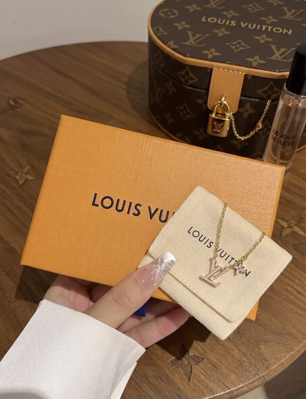 Louis Vuitton GOLD ネックレス LV ロゴ エナメル 装飾 Louis Vuitton GOLD ネックレス LV ロゴ エナメル 装飾