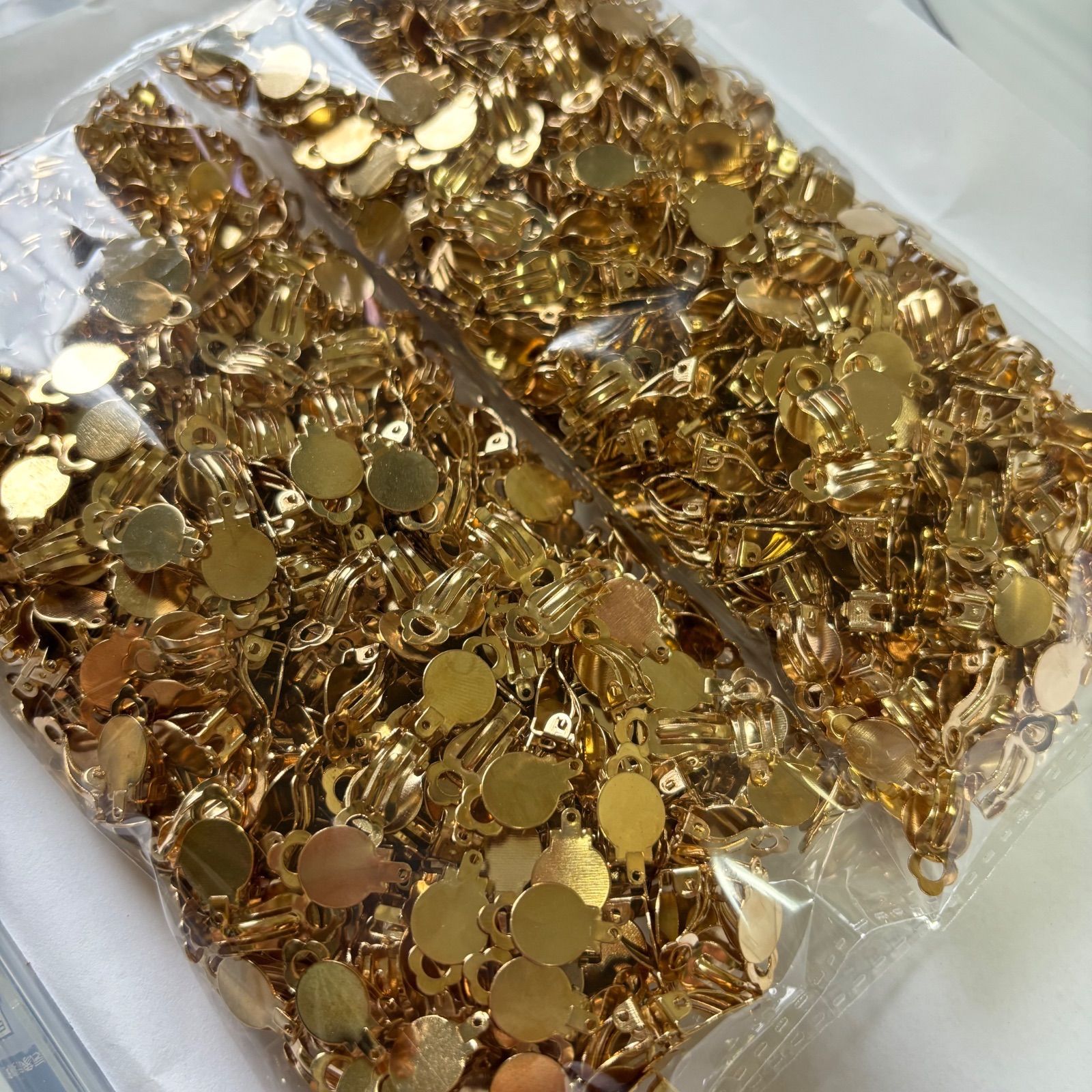 蝶バネ式イヤリングクリップ イヤリング金具 約1000個 ゴールド（かん