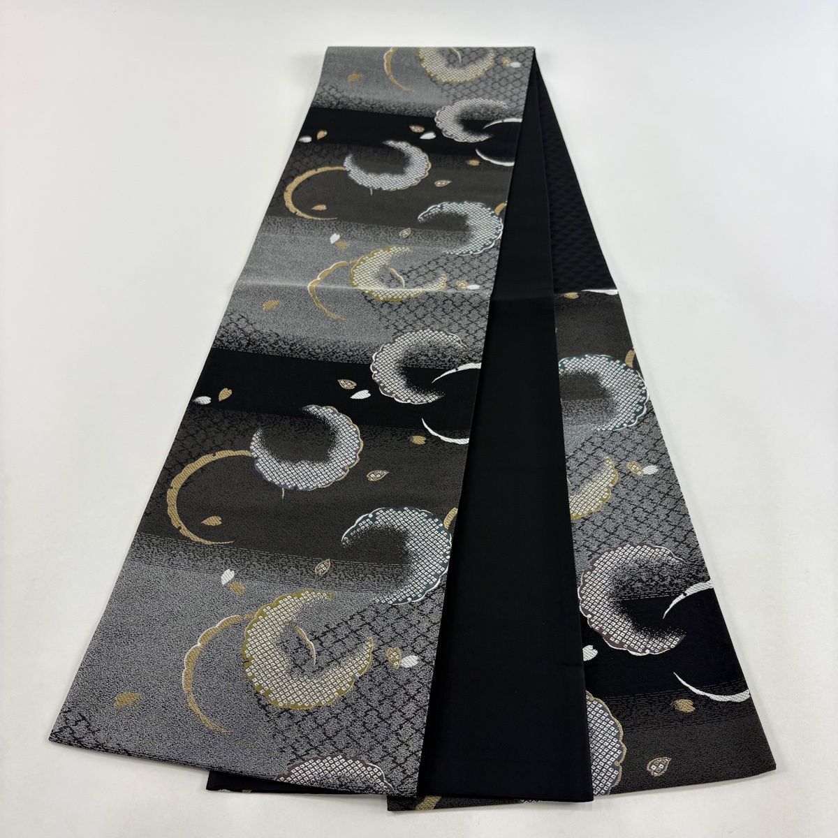 正絹 六通袋帯【刺繍 花々 雪輪】 美品】 袋帯 秀品 雪輪 花弁 金糸 墨色 六通 正絹 【中古】 - メルカリ