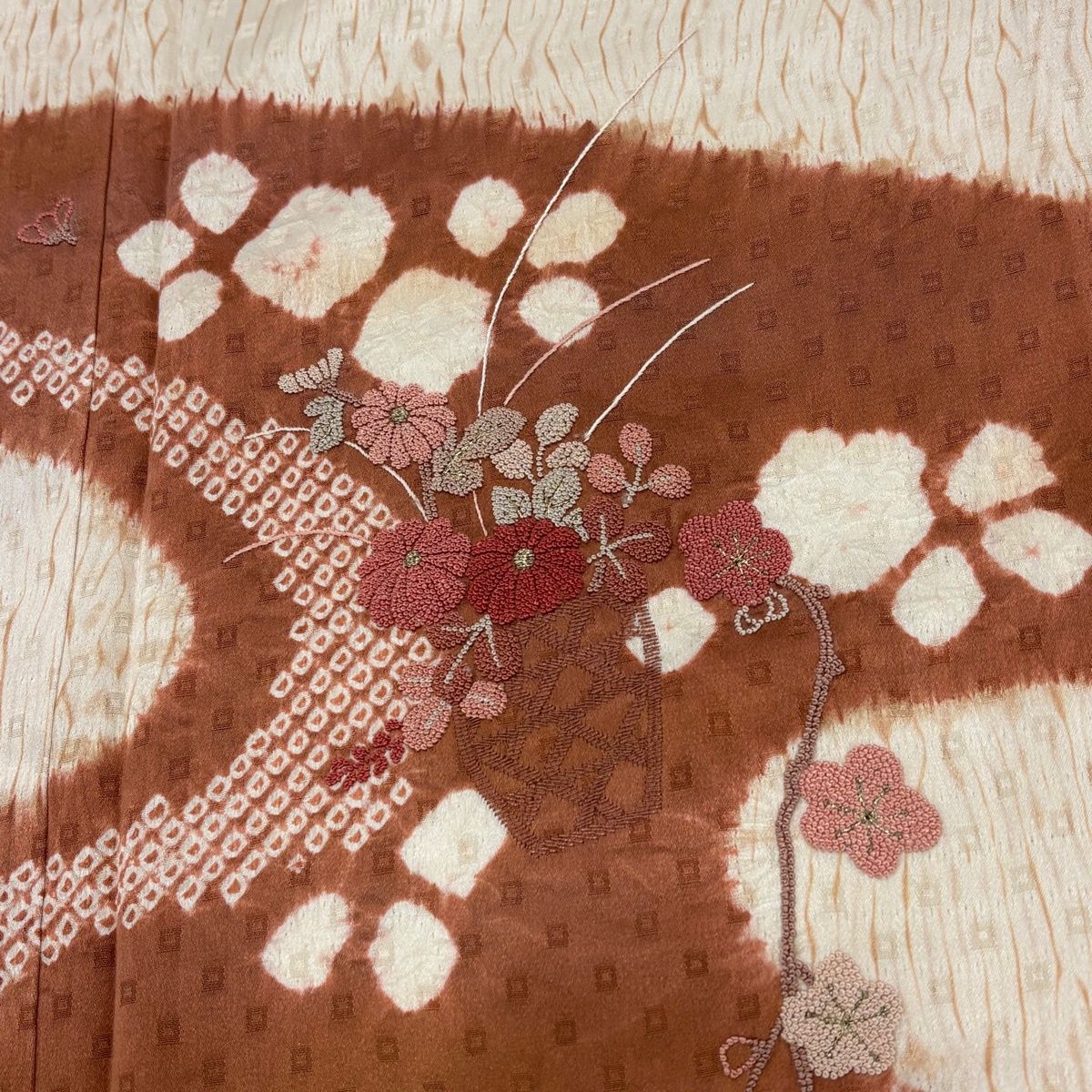 鈴乃屋扱いの付け下げ訪問着袷着物 刺繍と絞り 舞花文 高身長