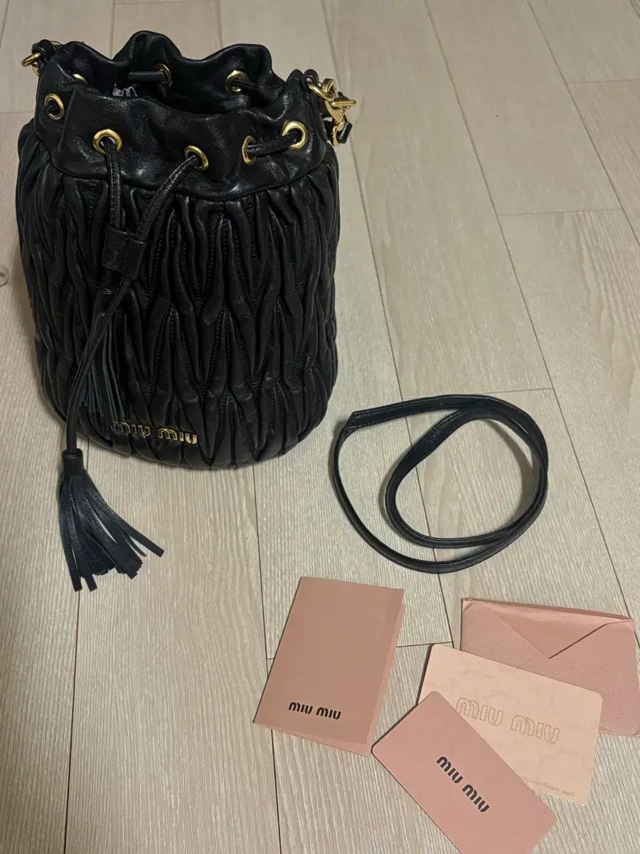 ミュウミュウ マテラッセ バケットバッグ ブラック