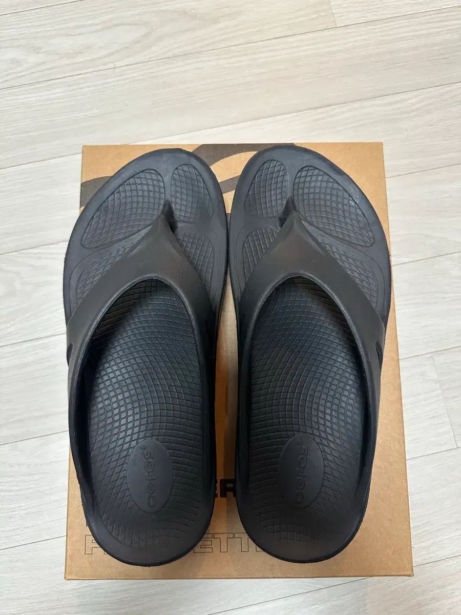 ウーフォス フリップフロップ サンダル 270
