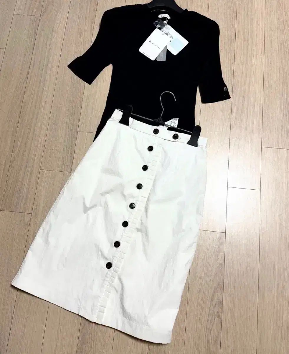 イッミシャ シャカシャカ素材 ストレッチ フリル ボタン スカート アイボリー ナイロンh LINE ミディ スカート ゲストルック