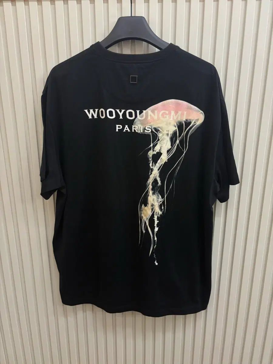 50 ウーヨンミ(WOOYOUNGMI) ゼリーフィッシュ バックロゴ 半袖Tシャツ ブラック
