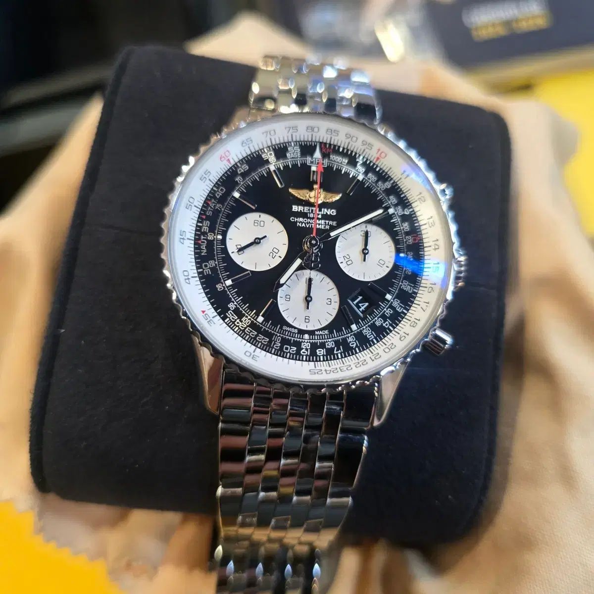 (在庫処分)BREITLING ブライトリング ナビタイマー 43 黄金フリル 黒文字盤 ほぼ新品 b01