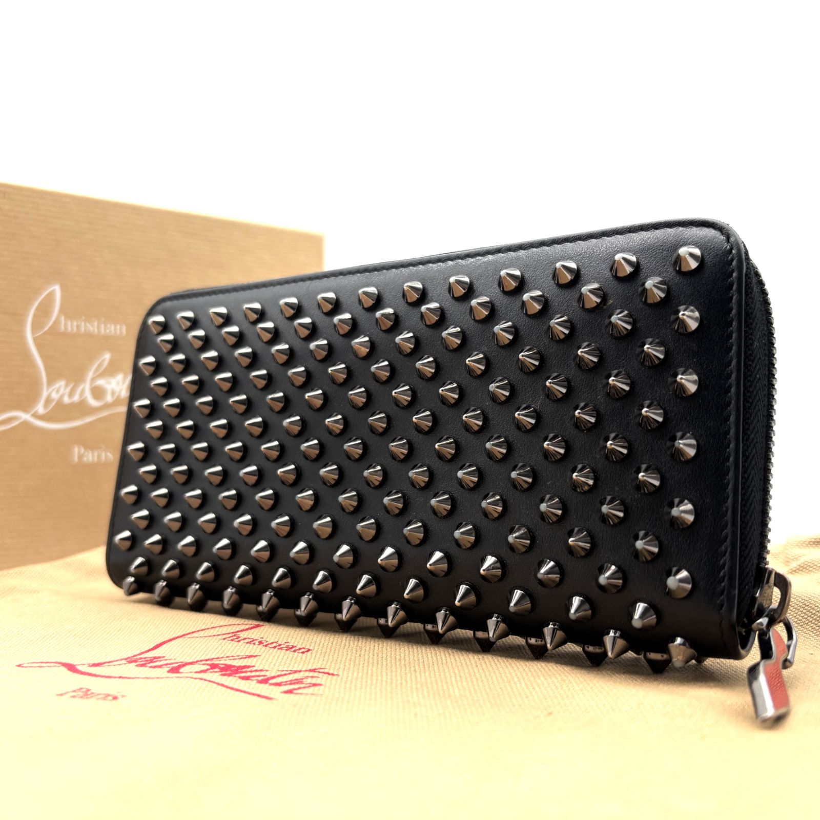 美品 クリスチャンルブタン Christian Louboutin パネトーネ 長財布 ラウンドファスナー スタッズ スパイク レザー 本革 ブラック 黒 箱 保存袋付 夏休み 帰省 お盆 敬老の日 シルバーウィーク 秋 ギフト ご褒美