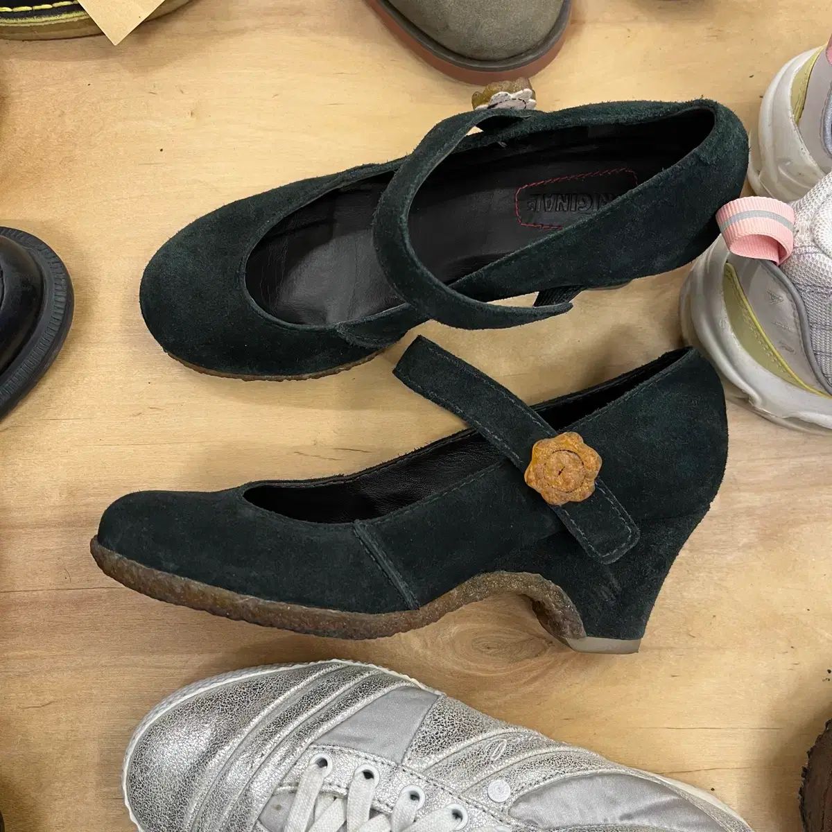 クラークス スウェード フラワー 装飾 ヒール 5cm uk4 6,479円