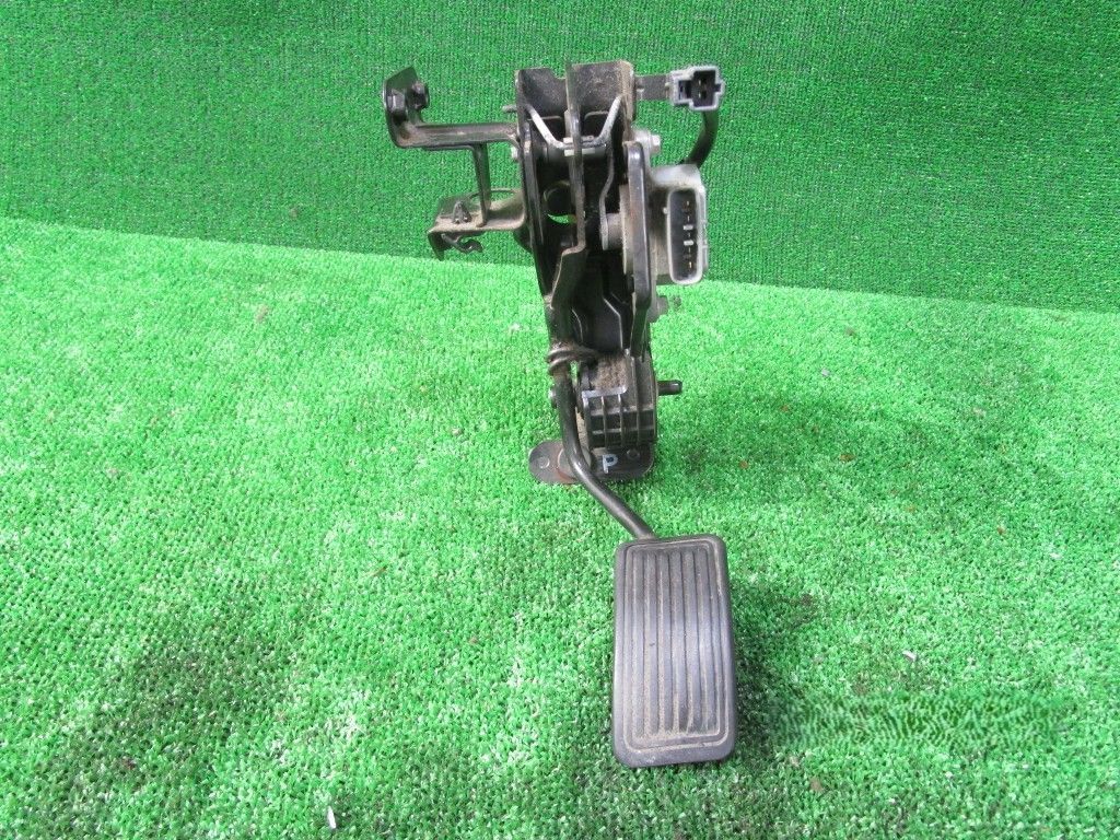 アクセルペダル 89441-6950A　日野自動車 プロフィア　QKG-GN1APBA H24年　 C12-25-5859