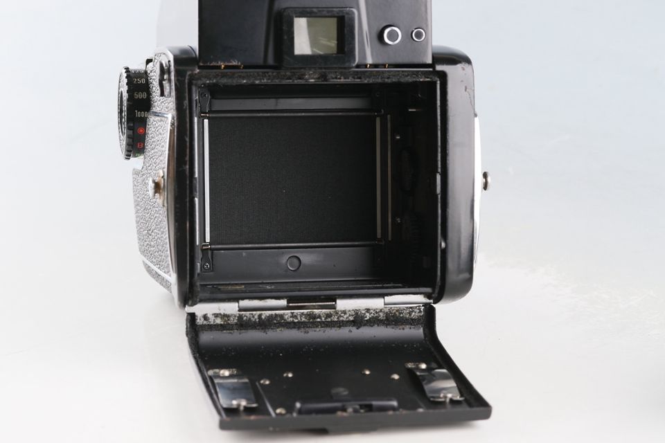Mamiya M645 1000S + Mamiya-Sekor C 80mm F/2.8 Lens + Grip #65241E2